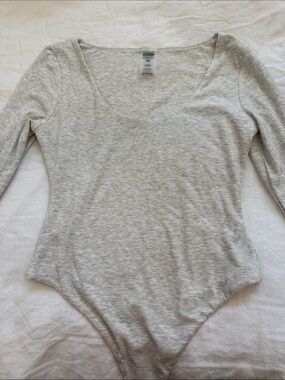 Kittenish Light Gray Ribbed Scoop-Neck Long Sleeve Bodysuit